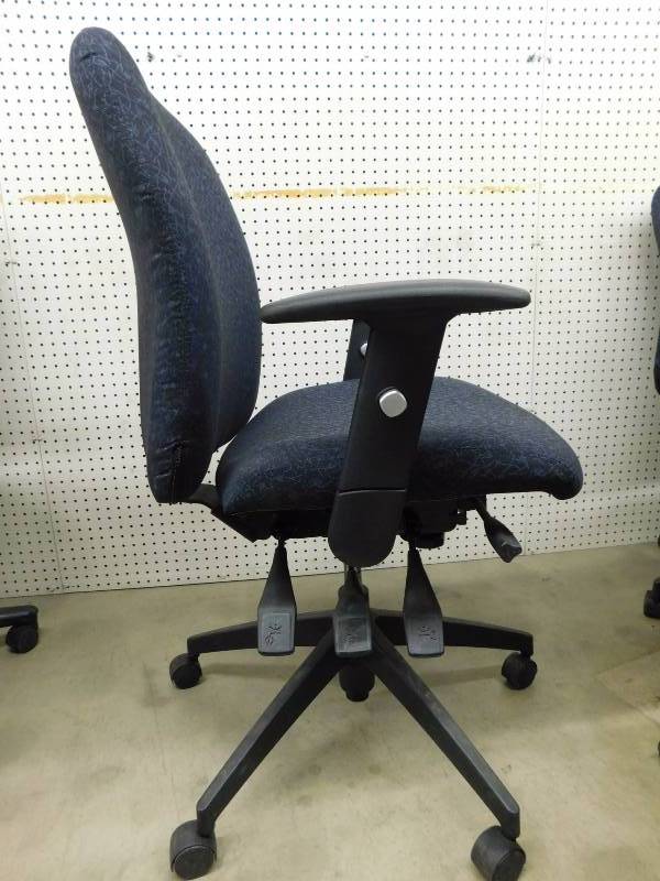 lot 46 image: Lot of 4 Purple Rolling Office Chairs