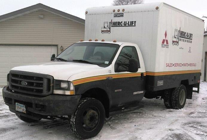 lot 3 image: 2004 Ford F450 Cube Van