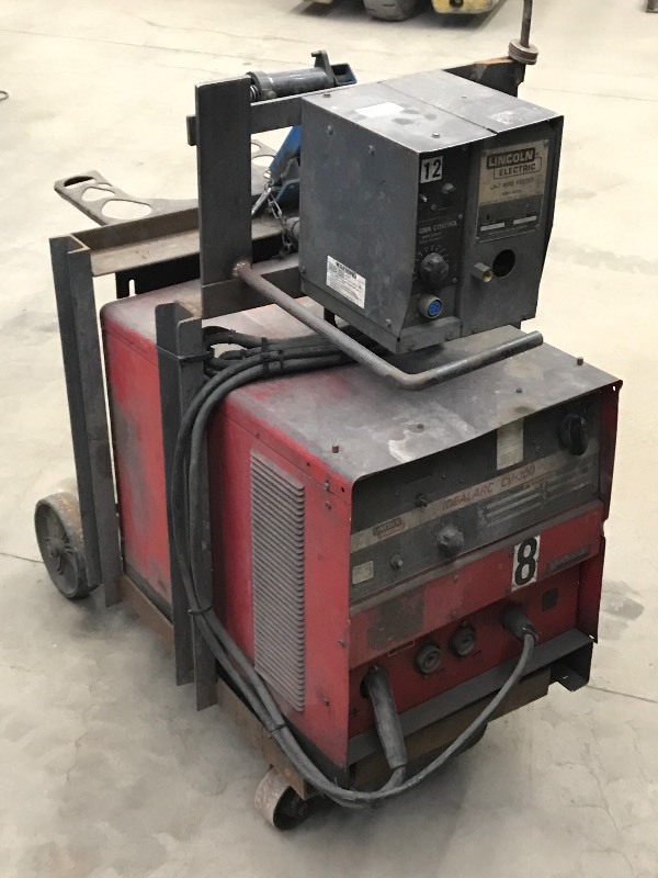 lot 4 image: Lincoln Electric IdealArc CV-300 We...