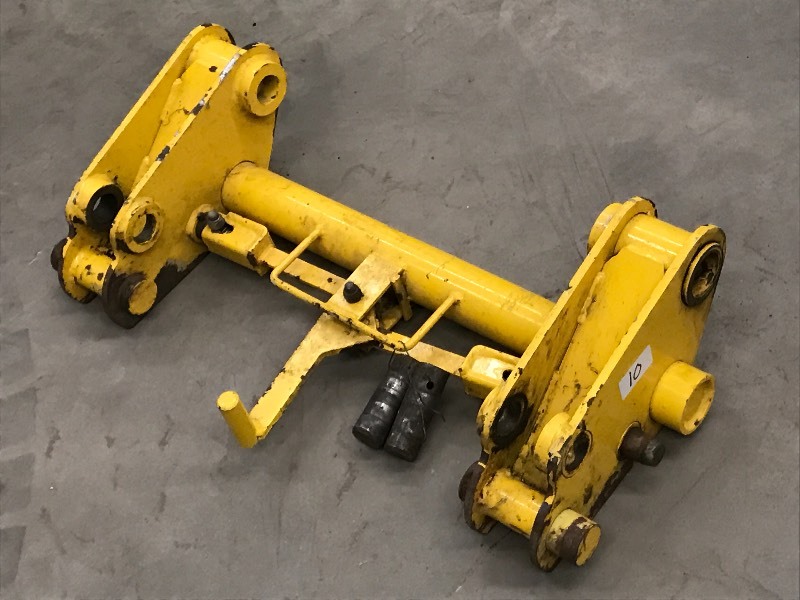 lot 10 image: Gehl Skid-Loader Front End, Unknwon...