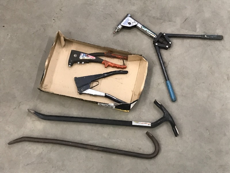 lot 32 image: Flat Of Pry Bars & Rivot Guns ...