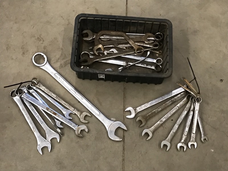 lot 33 image: Box Of Assorted Large Wrenches (25...
