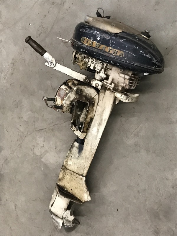 lot 43 image: Vintage Hiawatha Outboard Boat Moto...