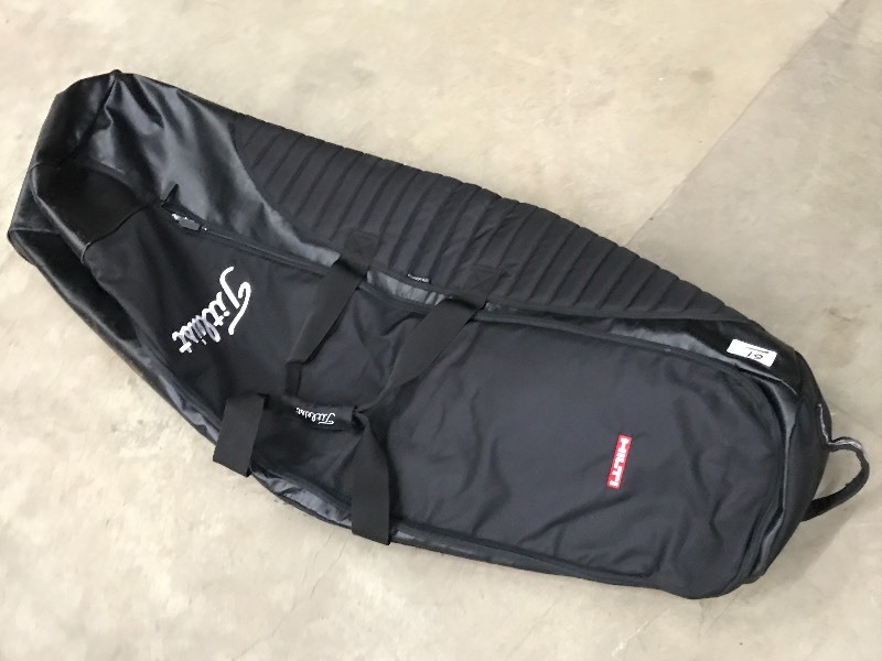 lot 61 image: Like New Titleist Golf Bag Travel C...