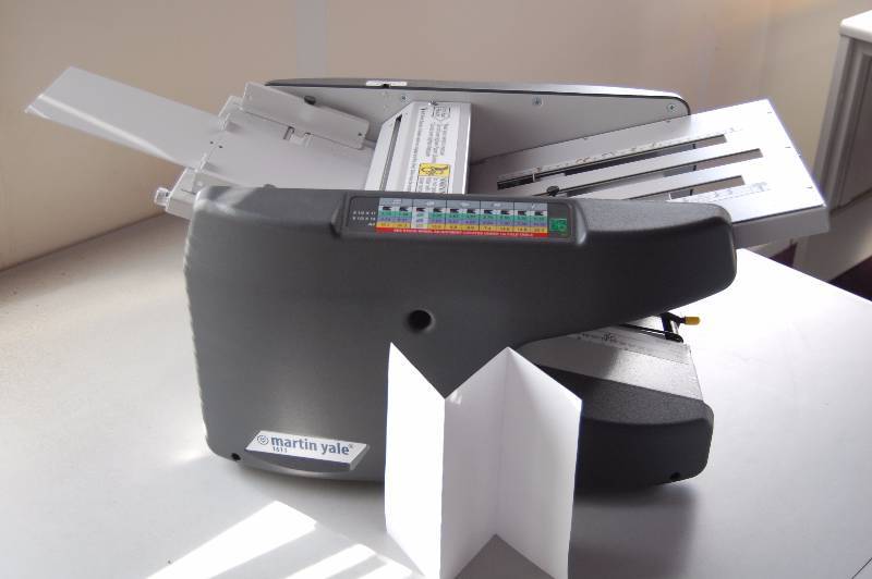 lot 8 image: Paper Folding Machine