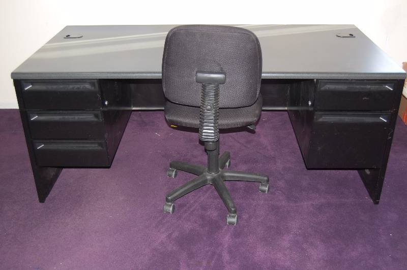 lot 29 image: Large Office Desk and Chair