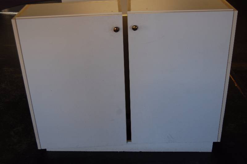 lot 39 image: Cabinets