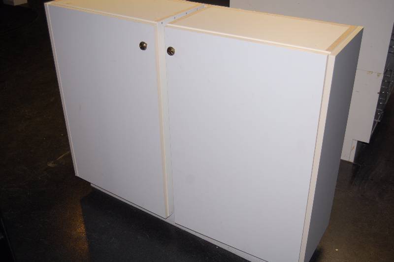 lot 42 image: 2 Cabinets