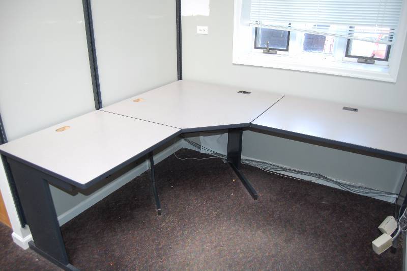 lot 81 image: L Shaped Desk