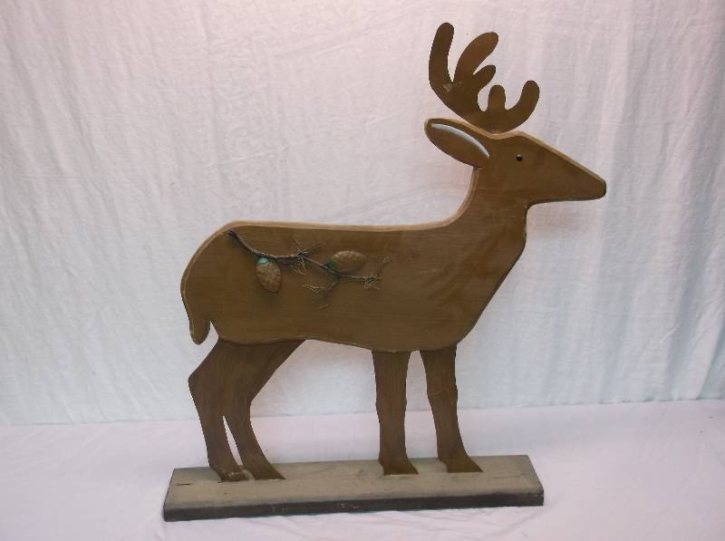 lot 46 image: Decor