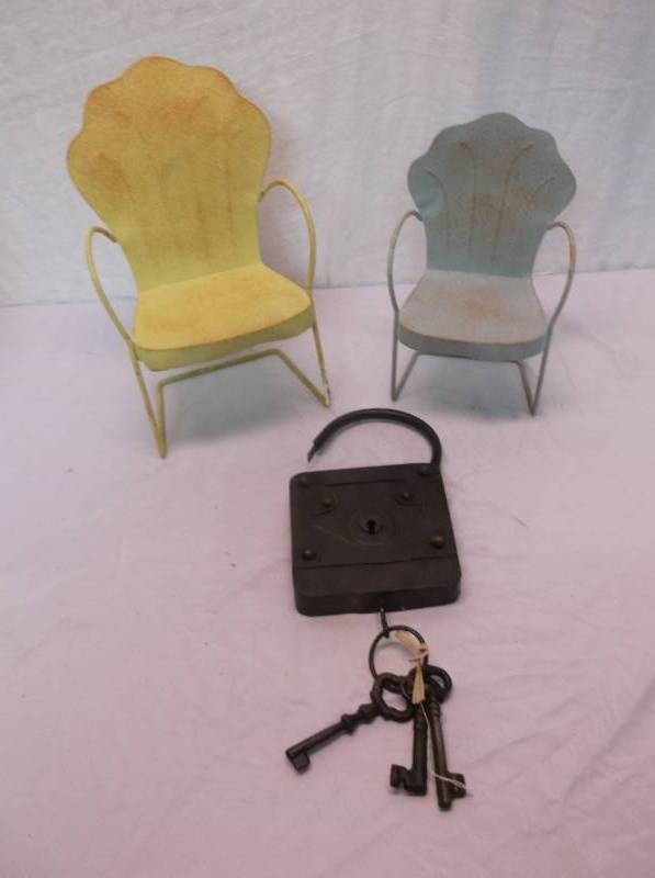 lot 51 image: Decor