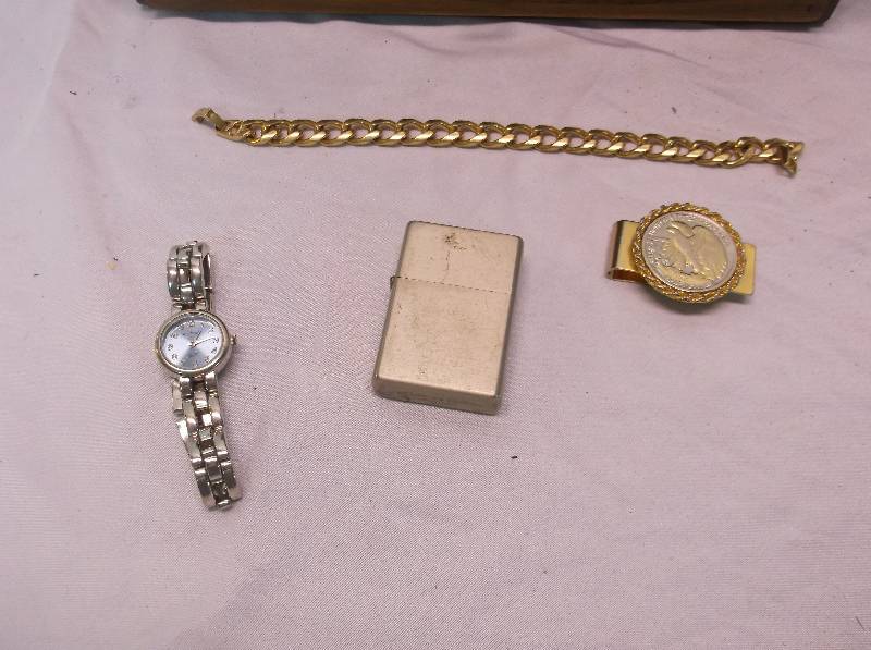 lot 58 image: Jewelry