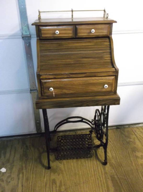 lot 34 image: Desk