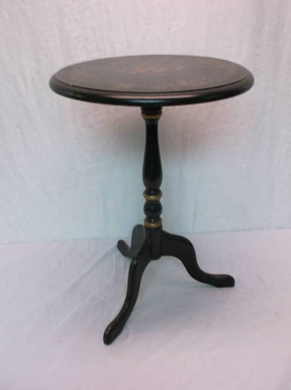 lot 35 image: End Table