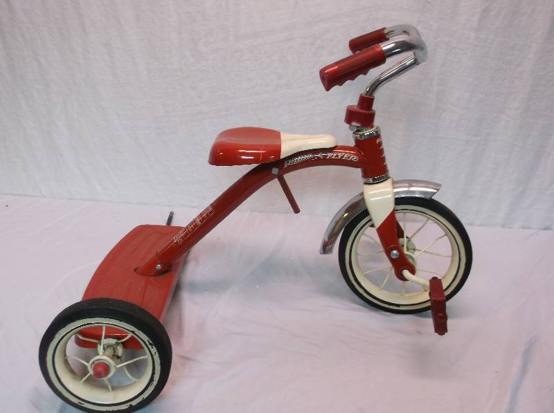 lot 75 image: Radio Flyer