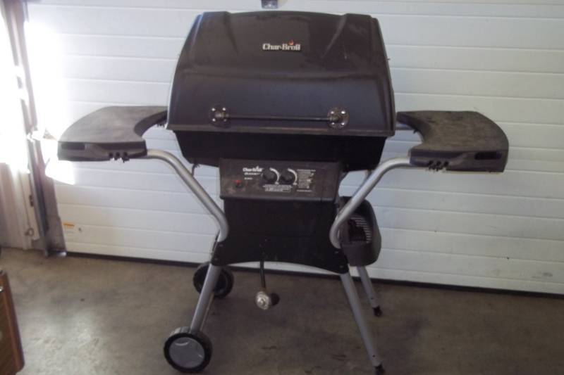 lot 28 image: Charbroil quickset gas grill