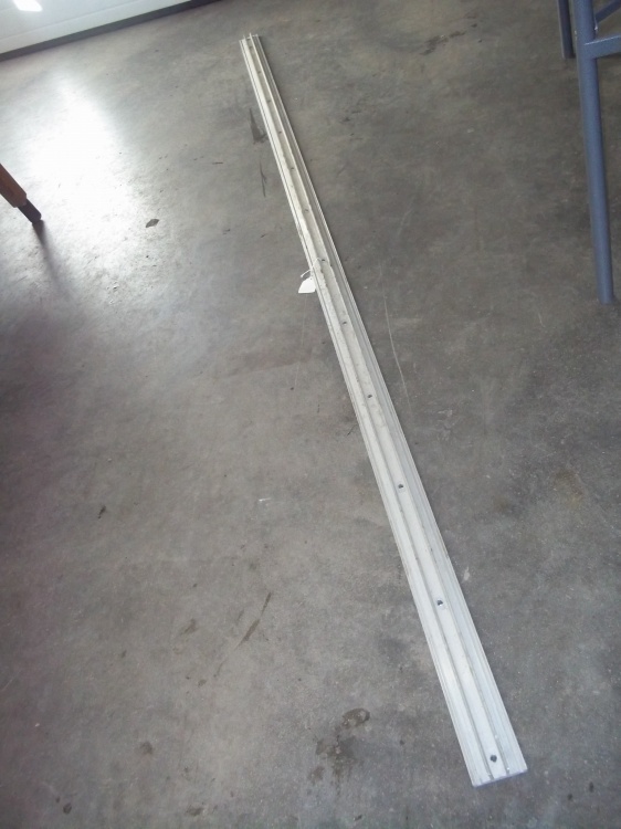 lot 33 image: Aluminum bracket 105 x 3