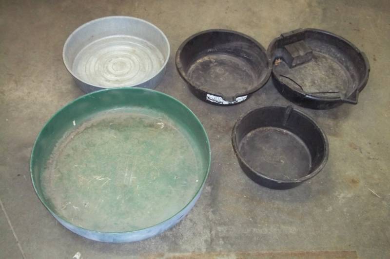 lot 42 image: Oil pans and other pans