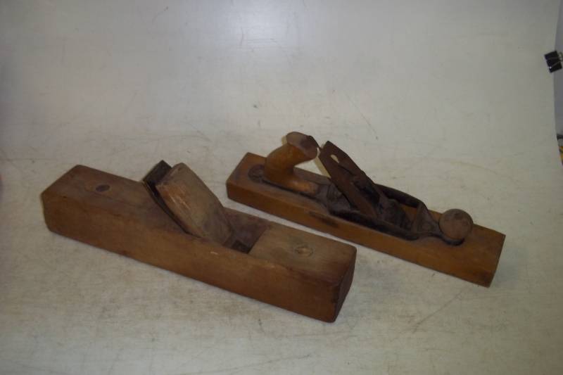 lot 4 image: Pair of antique block planes both 16 long
