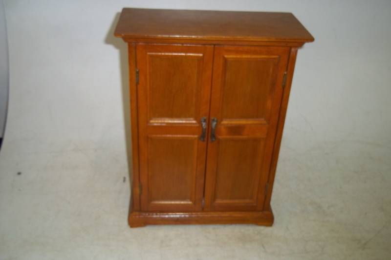 lot 11 image: Vintage solid wood jewelry box necklace display with doors 15 x 12
