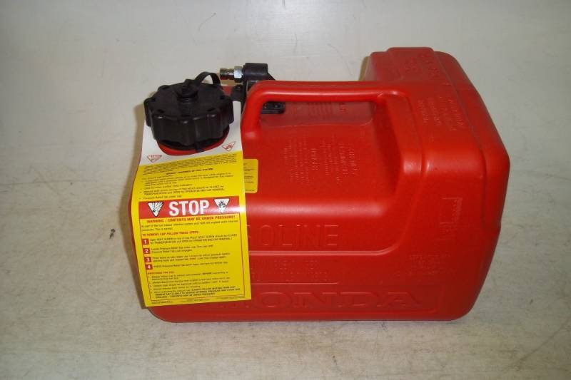 lot 18 image: Brand new Honda 3 gallon brand boat gas tank