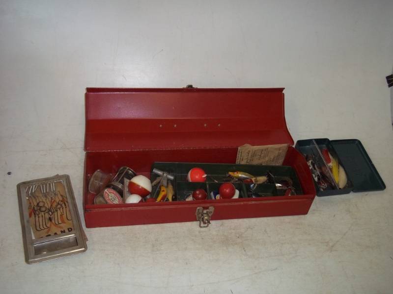 lot 47 image: Antique lures lot and tackle box, many old lures and Pflueger reel