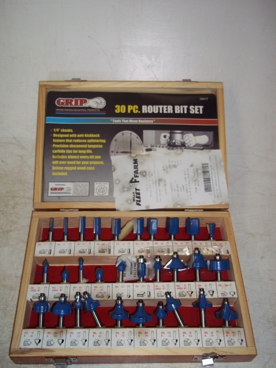 lot 60 image: 30 Piece router bit set