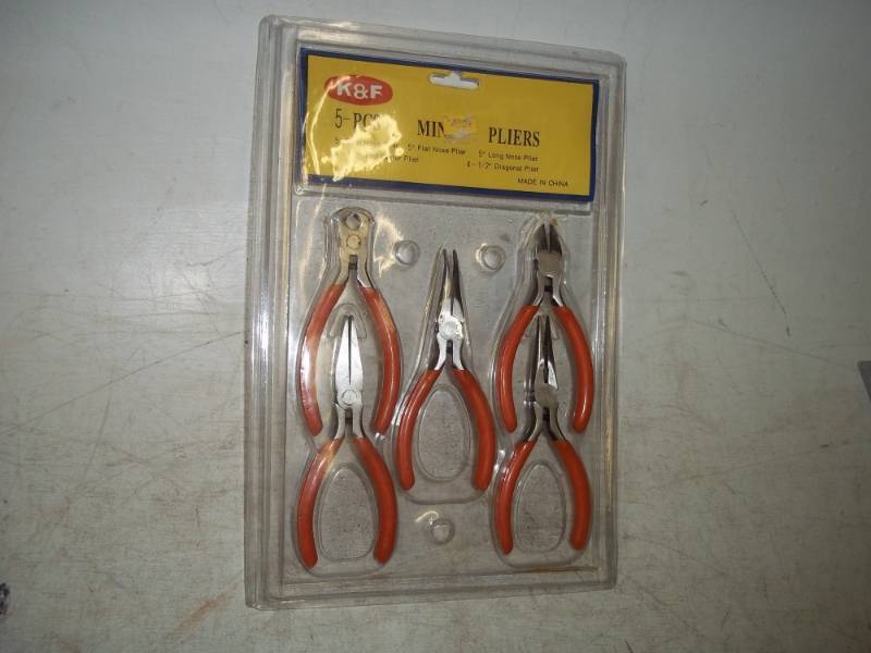 lot 70 image: 5 Piece mini pliers set