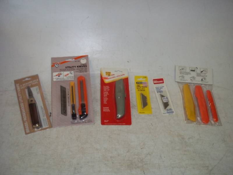 lot 76 image: Lot of utility knives and blades