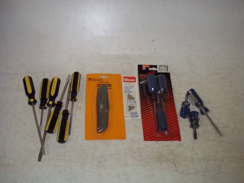 lot 77 image: Lot of 12 screwdrivers and a utility knife