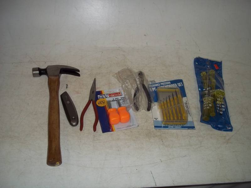 lot 78 image: Lot of screwdrivers, pliers, utility knife and hammer