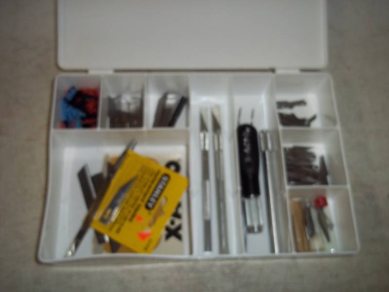 lot 83 image: Utility blades with utility knives