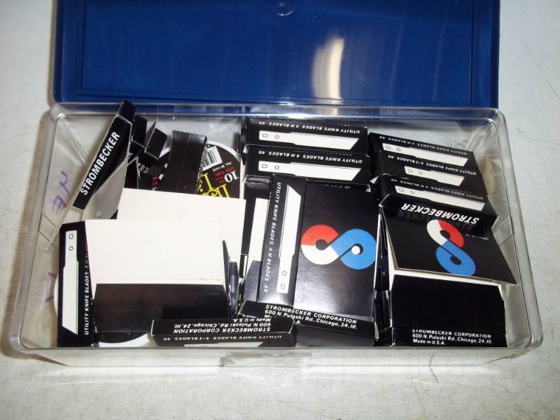 lot 84 image: Lot of exacto blade knives