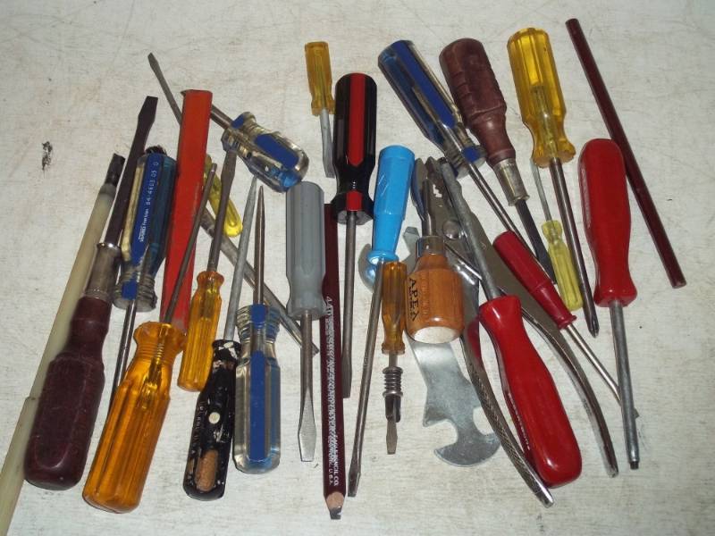 lot 96 image: Large assortment of screwdrivers