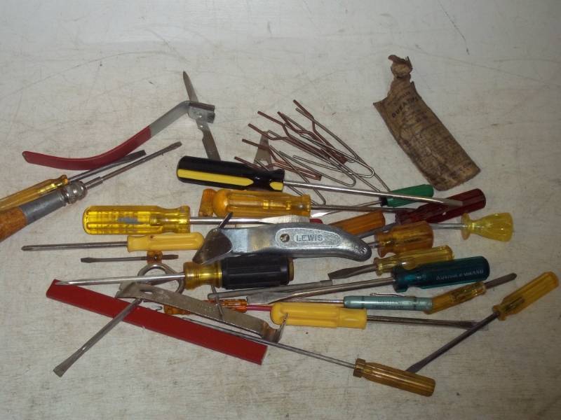 lot 98 image: Large assortment of screwdrivers with duratips for weller guns
