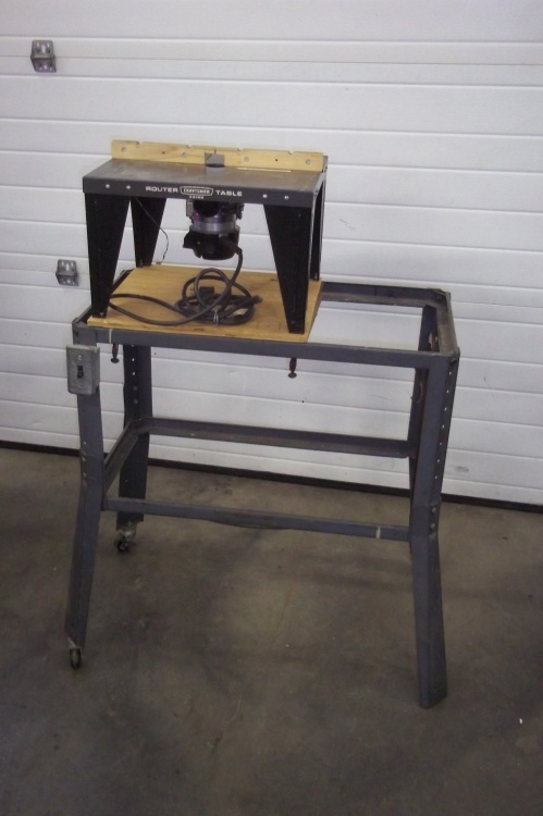 lot 117 image: Router table with stand