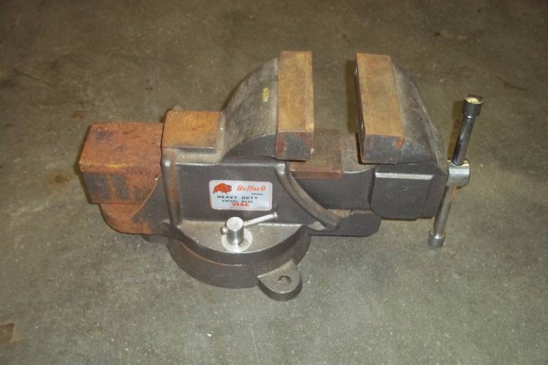 lot 119 image: Large vise 6 x 13
