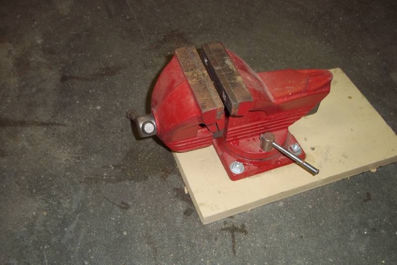 lot 120 image: Red vise 4 x 6