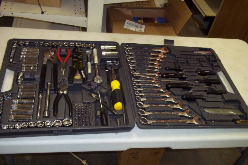 lot 121 image: 100 Piece tool set with case