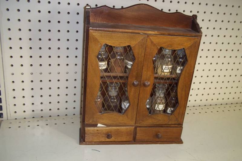 lot 138 image: Vintage spice rack with bottles