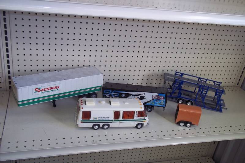 lot 140 image: Vintage toys