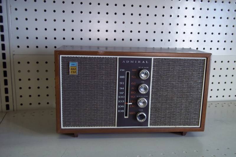lot 144 image: Vintage Admiral AMFm radio