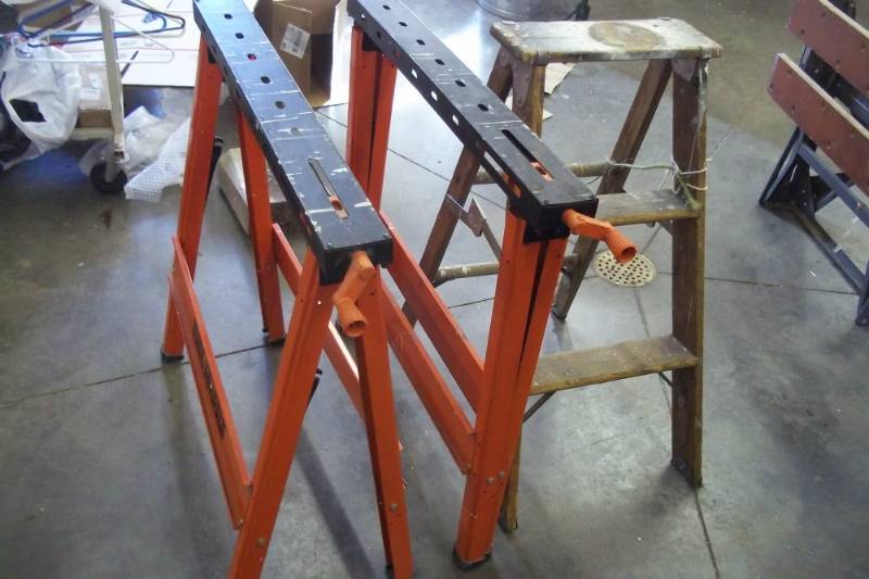 lot 176 image: Pair of saw horses and a 3ft stepladder