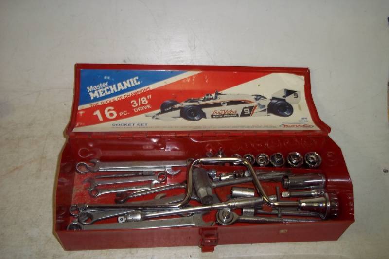 lot 178 image: Tool box with tools