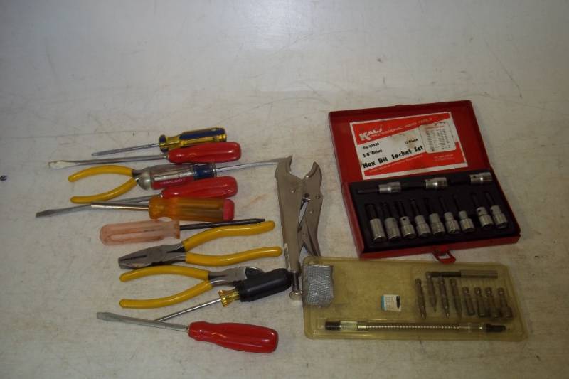 lot 179 image: Locking pliers, pliers, socket hex bit set, screwdrivers