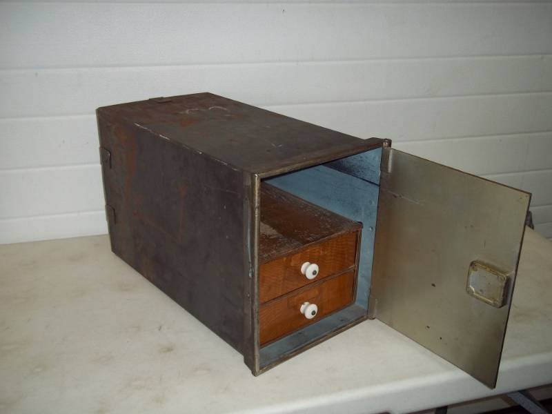 lot 11 image: Large Diebold safe 18 x 11 x 9 with key