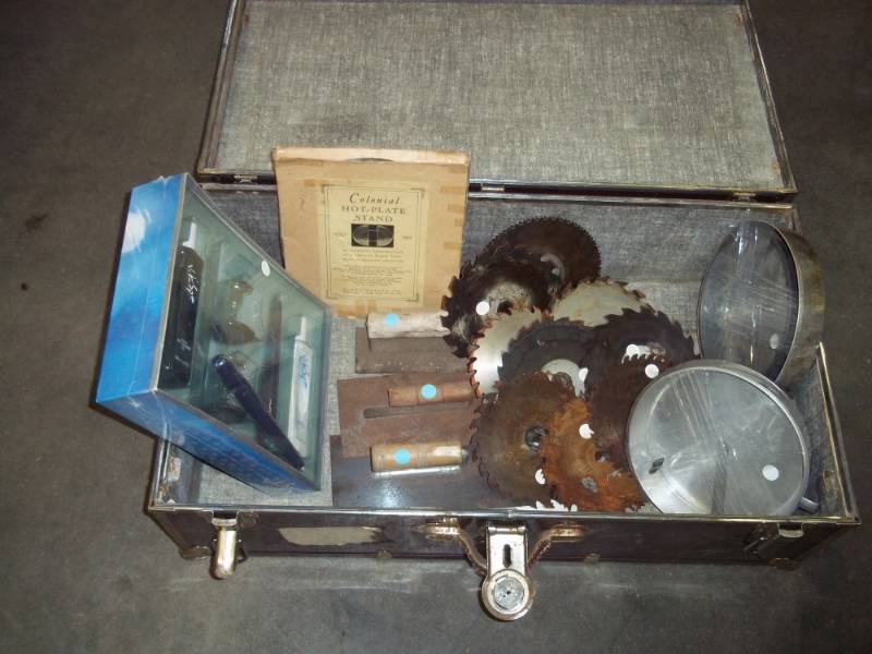 lot 15 image: Vintage trunk 36 x 16 x 12, contains 9 circular saw blades, 3 trowels, hot plate stand