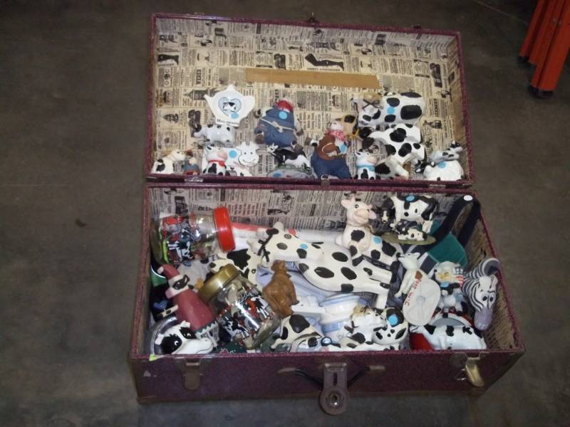lot 16 image: Purple trunk full of cow dcor, trunk is 30 x 16 x 12