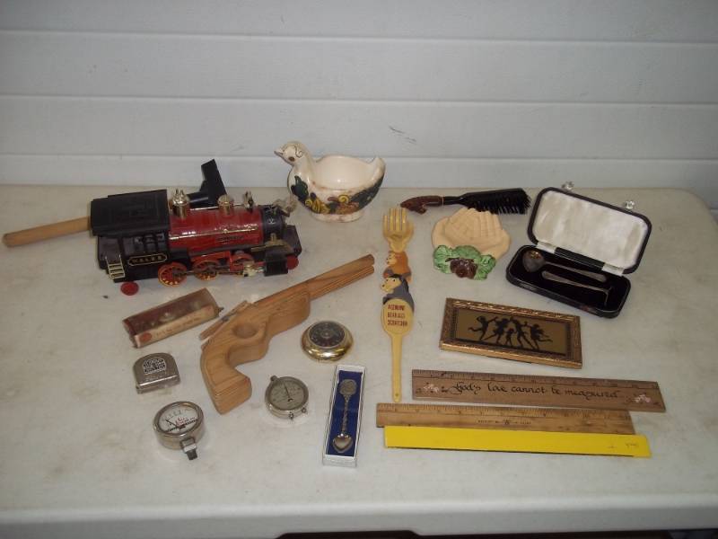 lot 17 image: Assorted vintage items