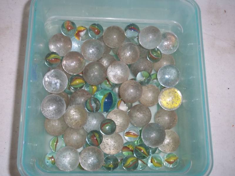 lot 18 image: Lot of marbles, large and small